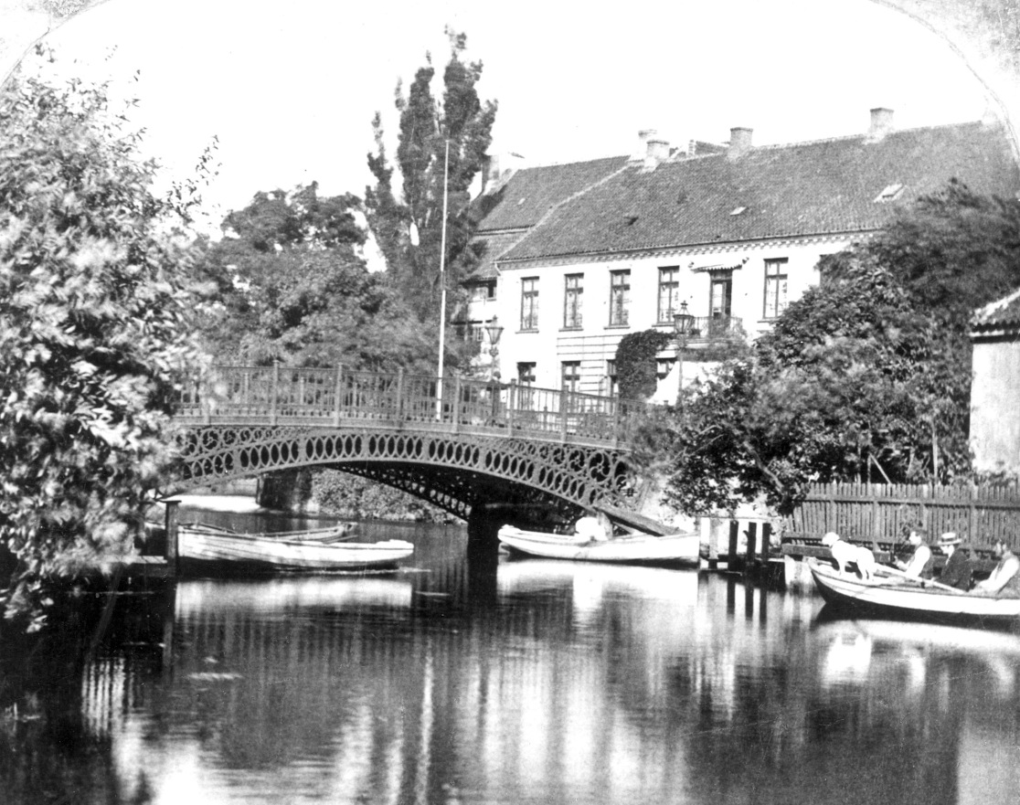 Idyl ved Odense Å og Sukkergården ved Frederiksbroen omkring år 1900.