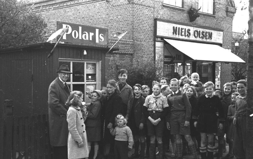 Konsul Thorbjørn Muus deler is ud.