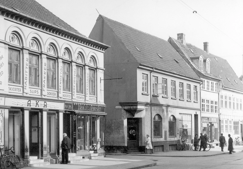 Cafè Hjørnely i Overgade 28. Året er 1945.